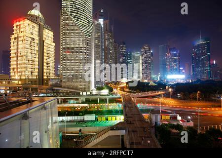 Die Lichtspuren auf dem Hintergrund der modernen Gebäude in shanghai china Stockfoto