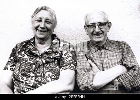 Ein lächelndes Ehepaar aus Deutschland, etwa 80 Jahre alt. Das Foto wurde um 1979 Uhr gemacht Stockfoto