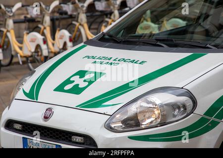 Mailand , Italien - 08 02 2023 : Polizia Locale di milano Logo und Textschild auf fiat Police local Metropolitan auf der Seite des Streifenwagens Stockfoto