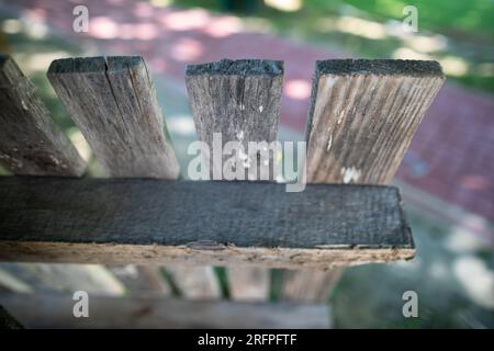 Nahaufnahme eines Fragments einer Holzpalette zum Transport von Pflastersteinen. Stockfoto