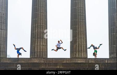 Edinburgh, Schottland, Großbritannien. 1. August 2023. Die Zirkusgruppe Brainfools tritt auf Calton Hill auf, bevor die Fringe-Debüt-Show Lucky Pigeons beginnt. Sie zeigen uns Stockfoto