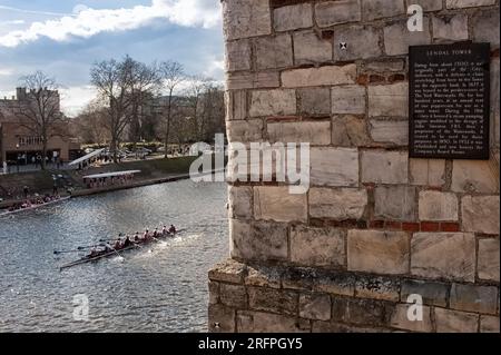 YORK, Großbritannien - 13. MÄRZ 2010: Racing Boat Passing Lendal Tower on River Ouse in York Stockfoto