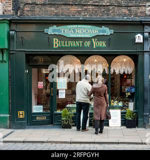 YORK, YORKSHIRE, Großbritannien - 13. MÄRZ 2010: Touristen, die in das Fenster des Tearoom Bullivant of York in der Blake Street blicken Stockfoto