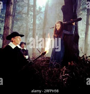 PETER CUSHING und MADELEINE / MARY COLLINSON in ZWILLINGEN DES BÖSEN (1971), Regie John HOUGH. Kredit: HAMMERFILMPRODUKTIONEN / Album Stockfoto