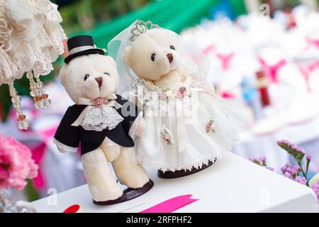 Frisch verheirateter Teddybär sitzt auf einer Geschenkbox Stockfoto