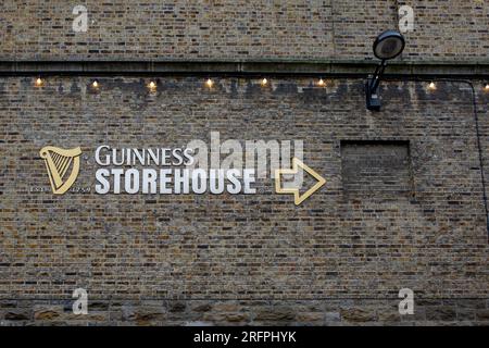 Dublin, Irland - 23. Juli 2023: Guinness Storehouse, interaktives Erlebnis und Museum zur Geschichte von Guinness Stockfoto
