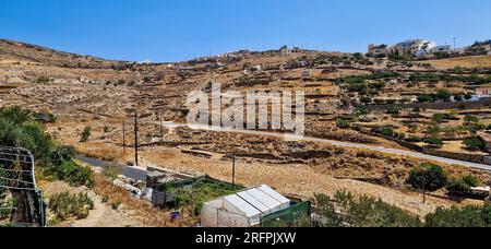 Trockene Landschaft in den oberen Bezirken von Ermopouli, Syros Island, Griechenland, Südeuropa Stockfoto