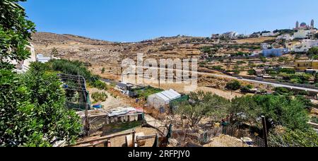 Trockene Landschaft in den oberen Bezirken von Ermopouli, Syros Island, Griechenland, Südeuropa Stockfoto