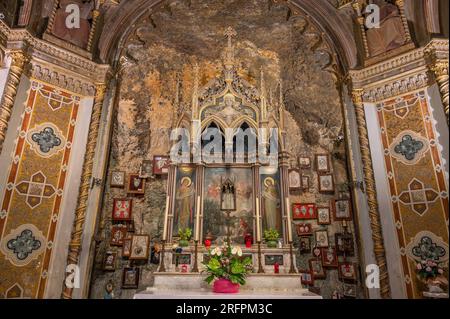 Das Heiligtum der Madonna del Lago oder dell'Annunziata ist eine kleine Kirche in Scanno in der Provinz L'Aquila, die sich am südwestlichen Ufer befindet Stockfoto