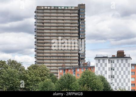 Maydew House, jetzt verfallener Turmblock in brutalistischer Architektur, Abbeyfield Estate, Rotherhithe, Southwark, London, UK Stockfoto