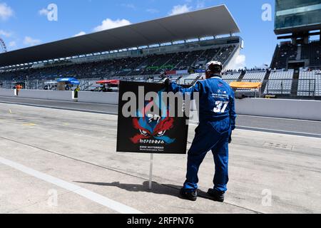 Suzuka, Japan, 5. August 2023. Pit Crew des Team BMW MOTORRAD WORLD ENDURANCE TEAM BMW beim 44. Coca-Cola Suzuka 8hr Endurance Race 2023 in Suzuka Japan. Kredit: Ivica Glavas/Speed Media/Alamy Live News Stockfoto