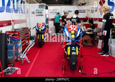 Suzuka, Japan, 5. August 2023. In der Garage des Team TERAMOTO@J-TRIP Racing während des 44. Coca-Cola Suzuka 8hr Endurance Race 2023 in Suzuka Japan. Kredit: Ivica Glavas/Speed Media/Alamy Live News Stockfoto