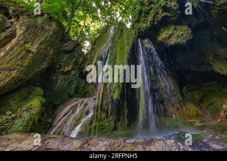 Wasserfall in Ostserbien mit Tufa-Kalksteinen - in der Nähe von Majdanpek Stockfoto