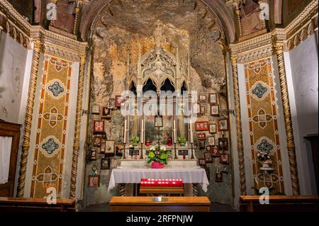 Das Heiligtum der Madonna del Lago oder dell'Annunziata ist eine kleine Kirche in Scanno in der Provinz L'Aquila, die sich am südwestlichen Ufer befindet Stockfoto