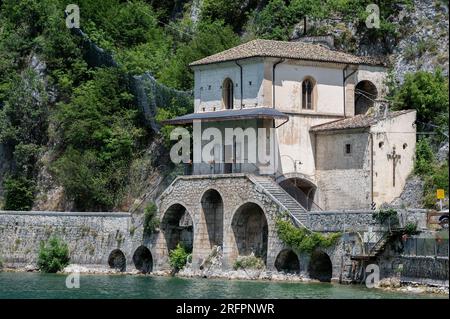 Das Heiligtum der Madonna del Lago oder dell'Annunziata ist eine kleine Kirche in Scanno in der Provinz L'Aquila, die sich am südwestlichen Ufer befindet Stockfoto