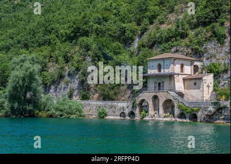 Das Heiligtum der Madonna del Lago oder dell'Annunziata ist eine kleine Kirche in Scanno in der Provinz L'Aquila, die sich am südwestlichen Ufer befindet Stockfoto