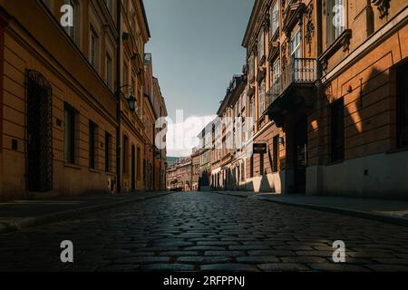 Freta-Straße in Warschau. Fassaden alter Gebäude. Gepflasterte Straße in der Altstadt Stockfoto