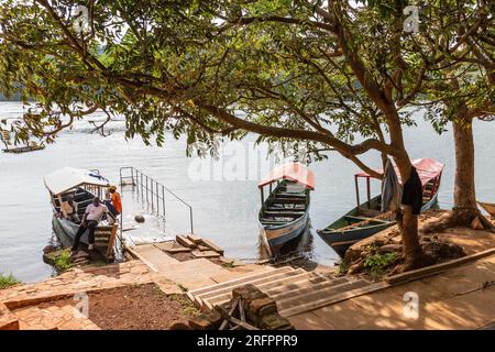 Drei Flussboote, die am Ufer vor Anker liegen, erwarten Touristen für einen Ausflug auf dem Nil in Jinja, Uganda. Stockfoto