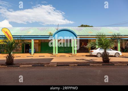 Eingangsportal zu einem Einkaufszentrum an der Hauptstraße von Jinja, Uganda. Stockfoto