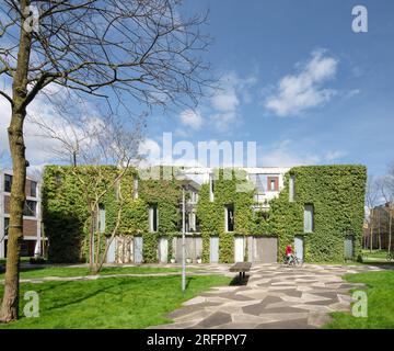 Amsterdam, Niederlande - Wohnblock im Funen Park von Geurst & Schulze, mit Pflanzung über der Höhe Stockfoto