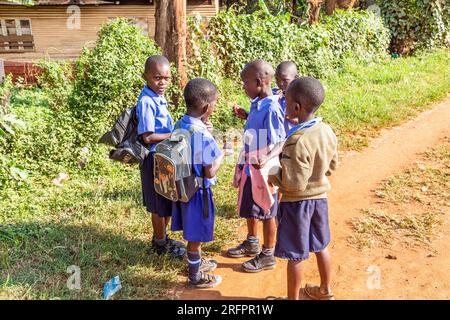 Schulkinder im Gespräch auf dem Heimweg. Jinja, Uganda. Stockfoto