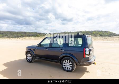 75 km langer Strand auf Fraser Island K'gari, Land Rover Discovery 4 Anwesen hat Fahrten auf der Sand Highway Road, Queensland, Australien, freigegeben Stockfoto