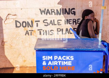 Der Verkäufer der SIM-Karte ist an einem Ort installiert, an dem der Verkauf verboten ist. Jinja, Uganda. Stockfoto