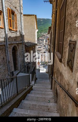 Scanno, Abruzzen. Scanno ist eine italienische Stadt mit 1 782 Einwohnern in der Provinz L'Aquila in den Abruzzen. Das Gemeindegebiet, umgeben von Th Stockfoto