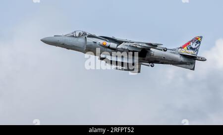 Spanische Marine - McDonnell Douglas Av-8B Harrier II, in der Luft bei der Royal International Air Tattoo 2023. Stockfoto