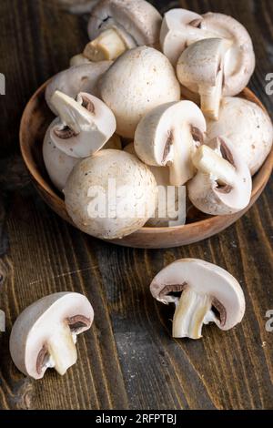 Kochen Sie ein Gericht mit Pilzen, die auf einer Tafel in Stücke geschnitten wurden, reife Pilze zum Kochen Stockfoto