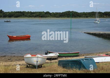 Blick auf Boote am Strand und auf den Fluss Marle von Embarcadere in Rue Eric Tabarly, Port Anna, Sene, Vannes, Morbihan, Brittany, Frankreich Stockfoto