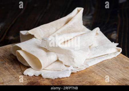 Frischer und weicher Weizenlavash auf einem Brett, armenischer Lavash wird während des Kochens auf einem Brett gestapelt Stockfoto