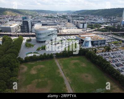 Stuttgart, Baden-Württemberg - Juli 12 2023: Mercedes-Benz-Museum im Vordergrund und Untertürkheim-Werk im Bac aus der Vogelperspektive Stockfoto