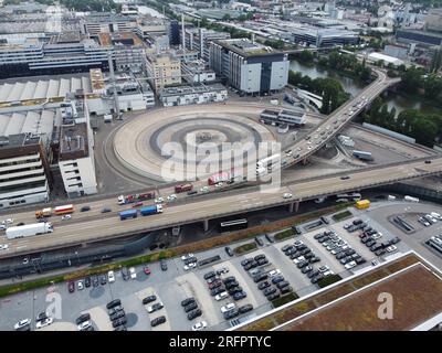 Luftaufnahme mit Blick auf den kreisförmigen Gleitkufen der Werksteststrecke Mercedes-Benz Untertürkheim über eine Autobahn Stockfoto