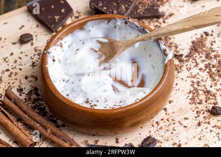Joghurt aus Sahne mit Schokoladenstücken und Krümeln, hausgemachter Joghurt aus Milchprodukten mit Milchschokolade Stockfoto