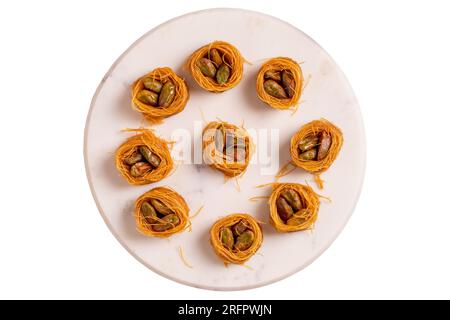 Bulbul Kadayif mit Pistachio. Kadayif Baklava mit Pistazienfüllung isoliert auf weißem Hintergrund. Türkische Küche Desserts. Nahaufnahme. Lokaler Name Ant Stockfoto