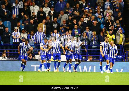 Hillsborough Stadium, Sheffield, England - 4. August 2023 Sheffield Wednesday Spieler feiern, nachdem Lee Gregory (9) das gleiche Tor erzielt hat - während des Spiels Sheffield Wednesday gegen Southampton, EFL Championship, 2023/24, Hillsborough Stadium, Sheffield, England - 4. August 2023 Kredit: Arthur Haigh/WhiteRosePhotos/Alamy Live News Stockfoto