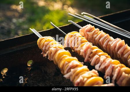 Das Kochen von Schinken-Kebab aus Schweinefleisch und Kartoffeln mit Schmalzspießen. Stockfoto