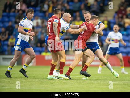 Warrington, Cheshire, England, 4. August 2023. Catalans Dragons Tom Johnstone wird angegriffen während Warrington Wolves V Catalans Dragons im Halliwell Jones Stadium, der Betfred Super League, Warrington (Kreditbild: ©Cody Froggatt/Alamy Live News) Stockfoto