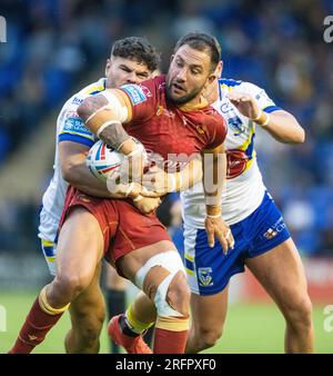 Warrington, Cheshire, England, 4. August 2023. Catalans Dragons Mitchell Pearce wird während der Warrington Wolves V Catalans Dragons im Halliwell Jones Stadium, der Betfred Super League, Warrington angegriffen (Kreditbild: ©Cody Froggatt/Alamy Live News) Stockfoto