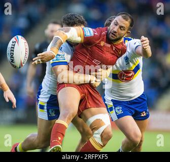 Warrington, Cheshire, England, 4. August 2023. Catalans Dragons Mitchell Pearce wird während der Warrington Wolves V Catalans Dragons im Halliwell Jones Stadium, der Betfred Super League, Warrington angegriffen (Kreditbild: ©Cody Froggatt/Alamy Live News) Stockfoto