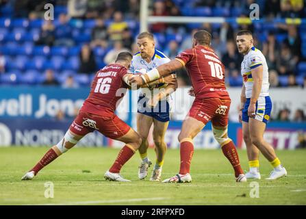 Warrington, Cheshire, England, 4. August 2023. Warrington Wolves Matt Dufty wird während der Warrington Wolves V Catalans Dragons im Halliwell Jones Stadium, der Betfred Super League, Warrington angegriffen (Kreditbild: ©Cody Froggatt/Alamy Live News) Stockfoto