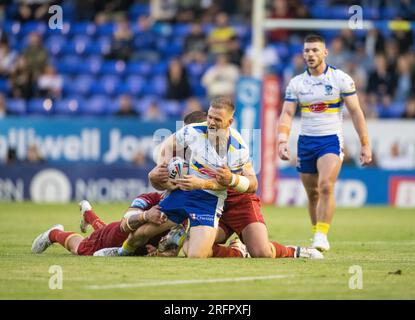 Warrington, Cheshire, England, 4. August 2023. Warrington Wolves Matt Dufty wird während der Warrington Wolves V Catalans Dragons im Halliwell Jones Stadium, der Betfred Super League, Warrington angegriffen (Kreditbild: ©Cody Froggatt/Alamy Live News) Stockfoto