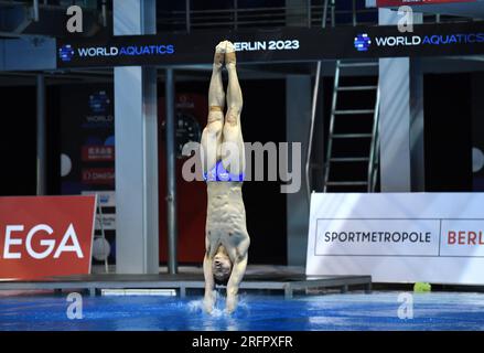 Berlin, Deutschland. 5. Aug. 2023. Wang Zongyuan aus China tritt während der Sprungbrettvorbereitung für Männer 3m beim World Aquatics Diving World Cup 2023 Super Final in Berlin, Deutschland, am 5. August 2023 an. Kredit: Ren Pengfei/Xinhua/Alamy Live News Stockfoto