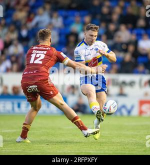 Warrington, Cheshire, England, 4. August 2023. Warrington Wolves George Williams tritt den Ball während Warrington Wolves V Catalans Dragons at the Halliwell Jones Stadium, The Betfred Super League, Warrington (Kreditbild: ©Cody Froggatt/Alamy Live News) Stockfoto