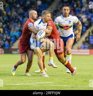 Warrington, Cheshire, England, 4. August 2023. Warrington Wolves Matt Dufty wird während der Warrington Wolves V Catalans Dragons im Halliwell Jones Stadium, der Betfred Super League, Warrington angegriffen (Kreditbild: ©Cody Froggatt/Alamy Live News) Stockfoto