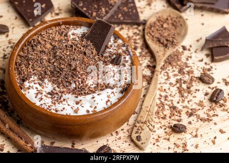 Joghurt aus Sahne mit Schokoladenstücken und Krümeln, hausgemachter Joghurt aus Milchprodukten mit Milchschokolade Stockfoto
