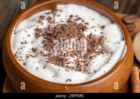 Joghurt aus Sahne mit Schokoladenstücken und Krümeln, hausgemachter Joghurt aus Milchprodukten mit Milchschokolade Stockfoto