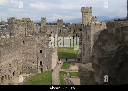 CAERNARFON, GROSSBRITANNIEN - 14. SEPTEMBER 2014: Caernarvon Castle in Wales ist ein hervorragendes Beispiel für die Militärarchitektur Westeuropas. Stockfoto