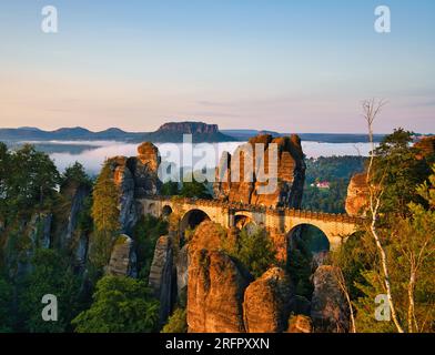 Basteibrücke Elbsandsteingebirge Sonnenaufgang Stockfoto